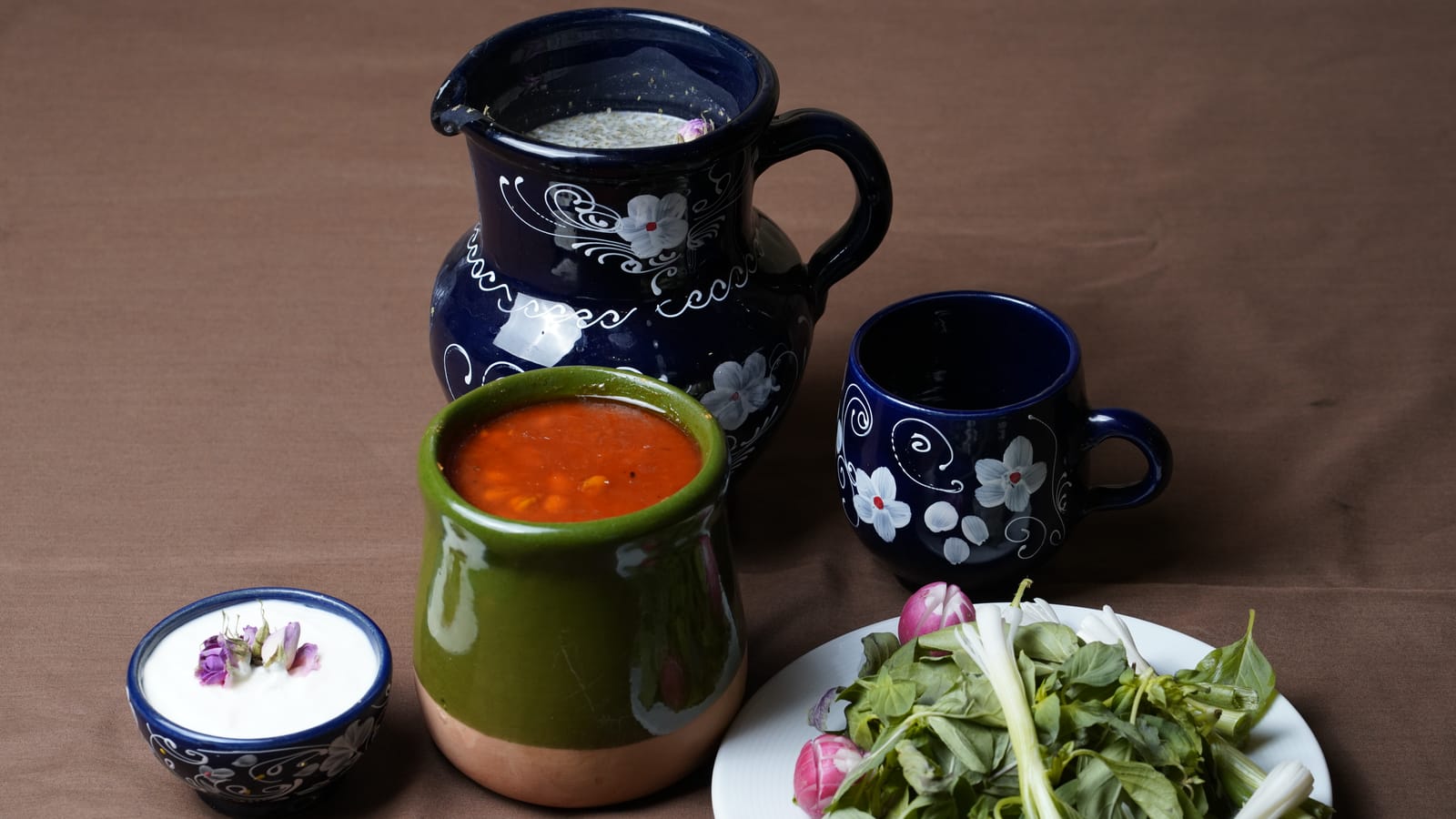 دیزی سنگی رستوران باباحاجی در ظرف سفالی، همراه دوغ، ماست و سبزی خوردن