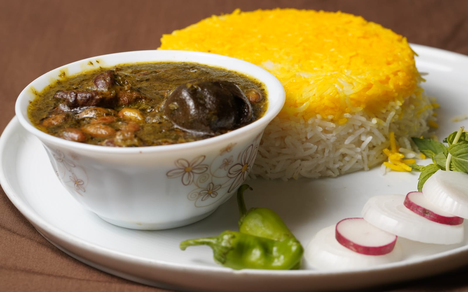 چلو خورش قورمه‌سبزی با لوبیا قرمز و لیموعمانی، همراه سبزی خوردن و ترب؛ رستوران باباحاجی
