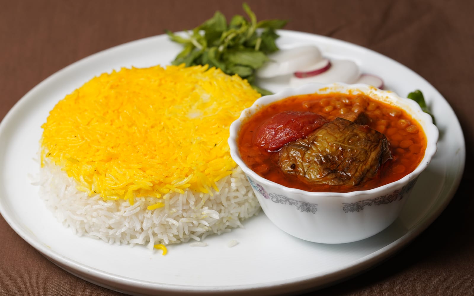 چلو خورش قیمه با لپه و بادمجان کنار برنج زعفرانی؛ رستوران باباحاجی قم
