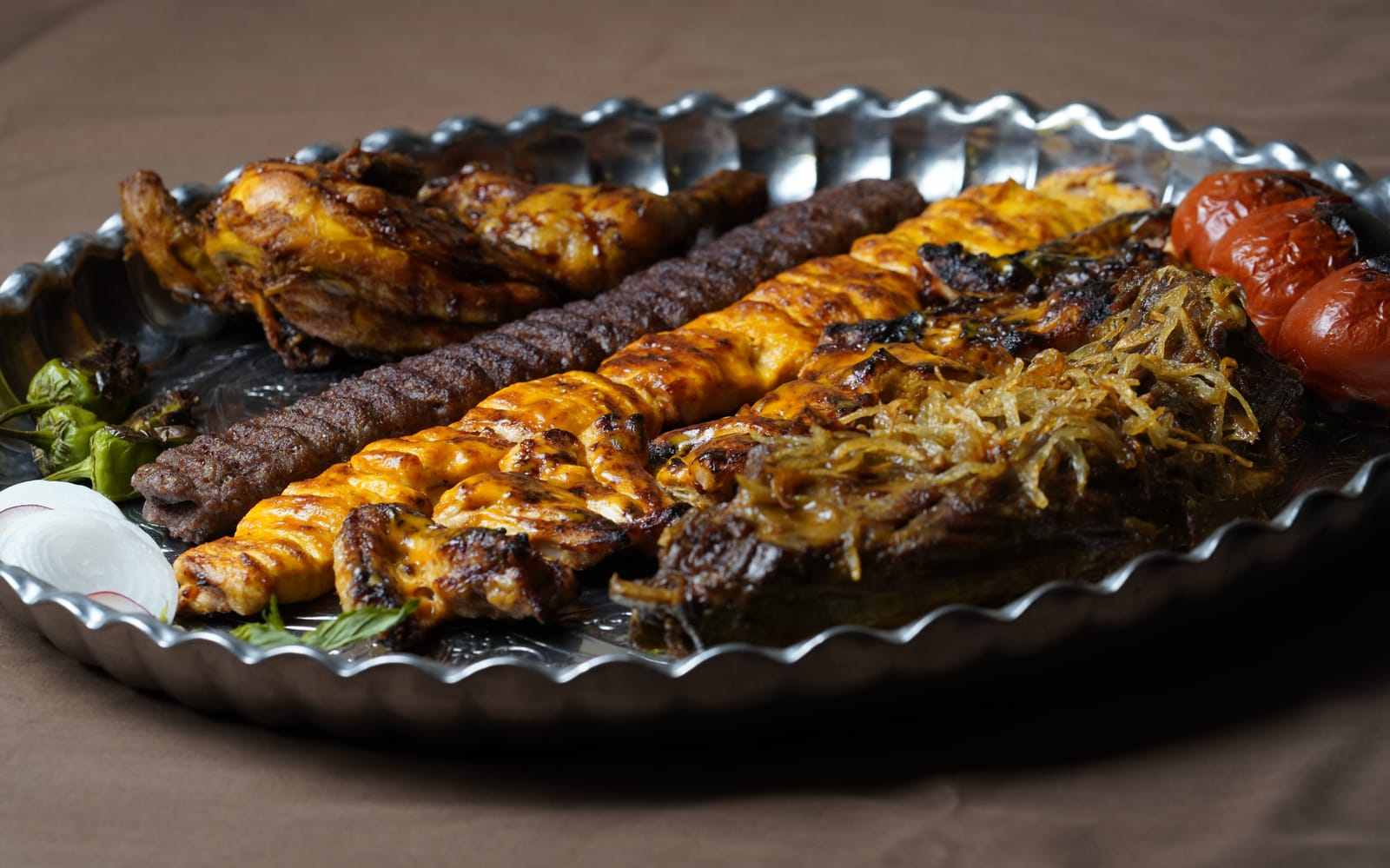 سینی کباب مخصوص رستوران باباحاجی با کباب لقمه، جوجه‌کباب، مرغ و گوجهٔ کبابی
