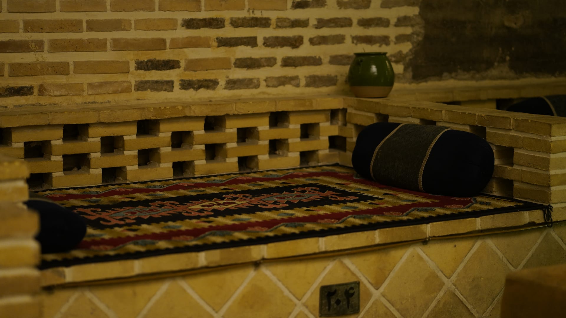 کلبهٔ کاهگلی از داخل
